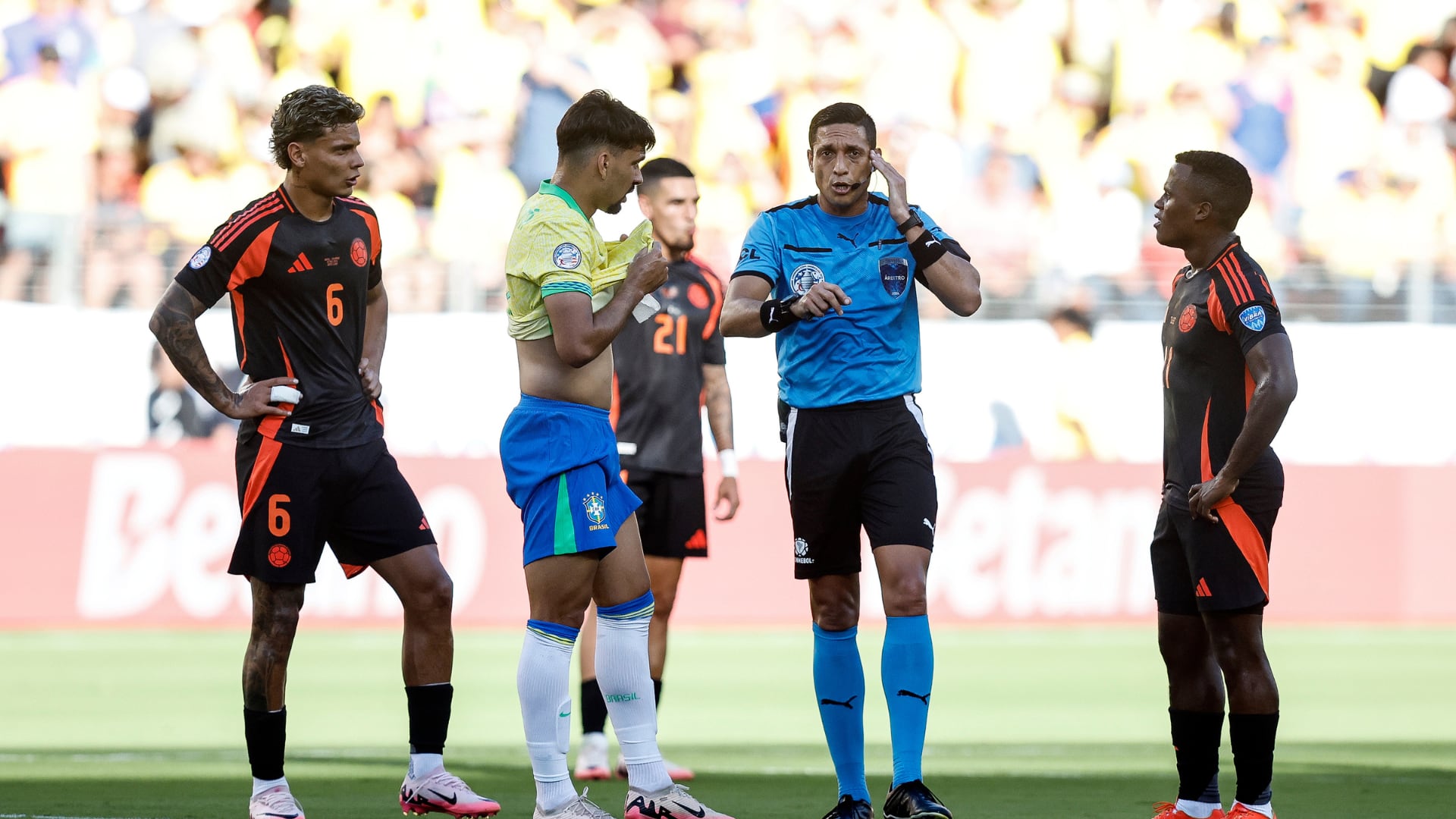 Nueva imagen del VAR en gol anulado de Colombia a Brasil definió la polémica.